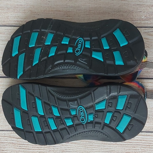Chaco Kids Rainbow Tie Dye Strappy Sandals Unisex Size 2 - Picture 2 of 4